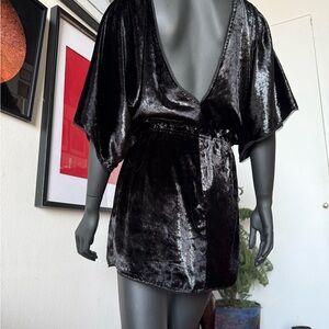 🇧🇷 Elegant Black Velvet Mini Dress – Open Back – Made in Brazil